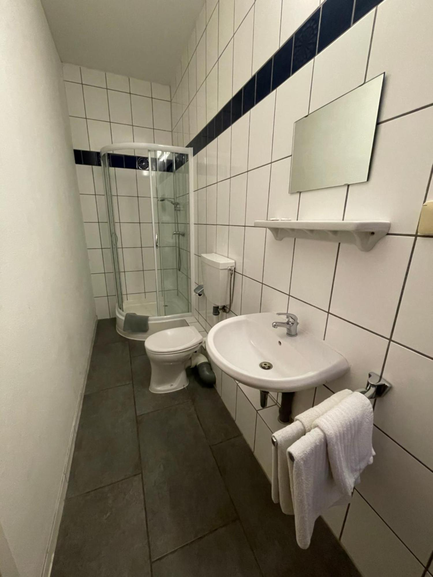Hotel Am Stadion Leverkusen Zimmer foto
